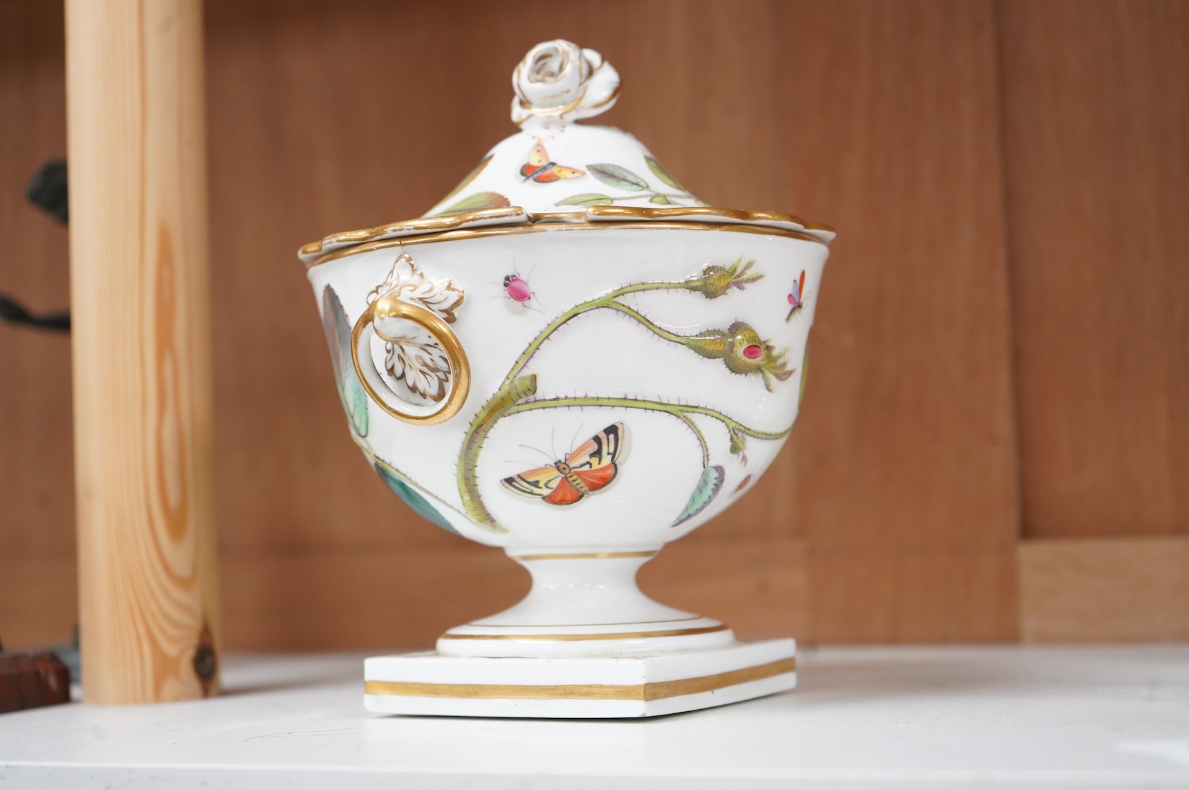 A Chamberlains Worcester Blind Earl pattern sauce tureen and cover, early 19th century, 18cm high